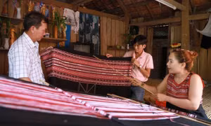 Trải nghiệm dệt thổ cẩm ở làng nghề Xí Thoại, tỉnh Đắk Lắk