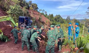Khẩn trương hỗ trợ người dân vùng biên khắc phục hậu quả do sạt lở