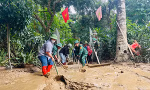 Bộ đội Đồn Biên phòng Tam Hợp giúp người dân khắc phục hậu quả mưa lũ
