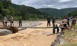 Bộ đội Biên phòng bắc cầu tạm cứu trợ người dân Nhôn Mai đang bị cô lập