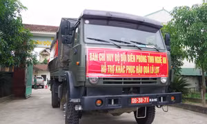 Bộ đội Biên phòng vận chuyển quân trang, thuốc chữa bệnh hỗ trợ đồng bào vùng lũ