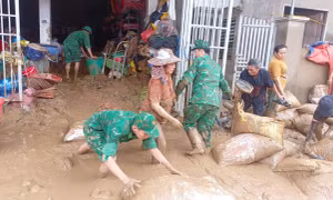 Đại đội cơ động và Quân y Biên phòng giúp đỡ người dân khắc phục hậu quả mưa lũ