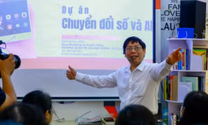 Bí thư Chi bộ Đinh Ngọc Sơn tâm huyết với chuyển đổi số dành cho người cao tuổi