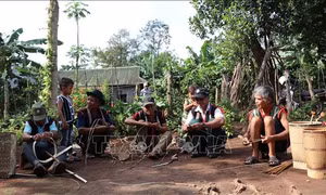 Trong quan niệm của người Jrai, đàn ông Jrai phải biết đan gùi. Ảnh: Hồng Điệp