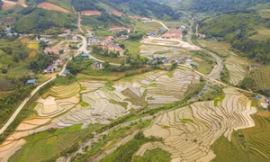 Nhờ trồng lúa trên các sườn đồi xung quanh xã, người dân nơi đây đã tạo ra một hệ thống ruộng bậc thang cực kỳ đẹp mắt. Ảnh: Minh Đức