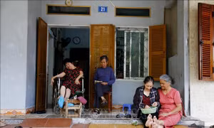 Một ngày bình thường của chị Hương bên gia đình và hàng xóm. Ảnh: Nam Sương – TTXVN