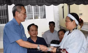 Ông Lữ Văn Hùng, Bí thư Tỉnh ủy Bạc Liêu tặng quà, động viên vợ ông Châu Khêl. Ảnh: Huỳnh Sử - TTXVN