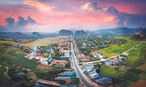 Tân Lạc là huyện miền núi nằm ở phía Tây của tỉnh Hòa Bình, có đường giao thông nối với quốc lộ 1A, như cửa ngõ nối miền Tây Bắc với thủ đô Hà Nội. Ảnh: Trọng Đạt
