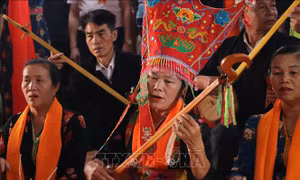 Khi vào hành lễ, bà Then cầm đàn tính tẩu diễn xướng cầu mong Trời và các đấng thần linh phù hộ những điều tốt đẹp cho bà con dân bản. Ảnh: Nguyễn Oanh-TTXVN