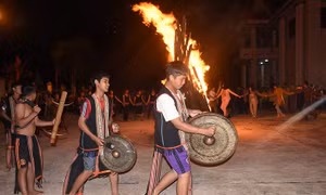 Sinh hoạt văn hóa, đánh cồng chiêng, múa xoang của đồng bào dân tộc Xê-đăng ở huyện Tu Mơ Rông. Ảnh: Văn Phương