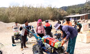 Đồng bào dân tộc ở huyện Than Uyên (Lai Châu) được hỗ trợ nông cụ phục vụ sản xuất nông nghiệp. Ảnh: Việt Hoàng