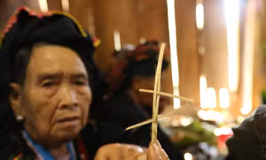 “Peng chẹp kha” là đồ vật hình chữ A được đan từ lạt, để đại diện cho chủ hộ trong dòng họ về dự lễ. Ảnh: Phan Tuấn Anh