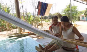 Ngoài điện lưới quốc gia, người Rơ Măm ở làng Le còn có điện năng lượng mặt trời để phục vụ sản xuất và sinh hoạt. Ảnh: Khoa Chương