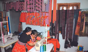 Đồng bào Mông ở huyện Vân Hồ (Sơn La) luôn chú trọng việc bảo tồn và phát huy các giá trị văn hóa truyền thống, trong đó có nghề thêu, may trang phục thổ cẩm của dân tộc. Ảnh: Quang Quyết