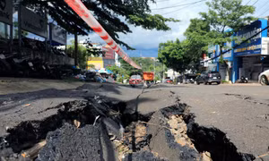 Đảm bảo an toàn giao thông qua khu vực sụt lút ở thành phố Gia Nghĩa