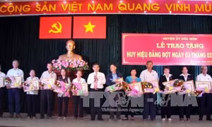 Thành ủy Thành phố Hồ Chí Minh trao tặng huy hiệu đảng cho 2.760 đảng viên