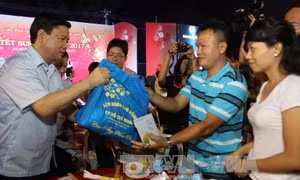 Vui Tết cùng công nhân lao động