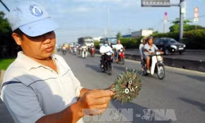 Công việc thầm lặng của người đàn ông "hút đinh” trên quốc lộ 1