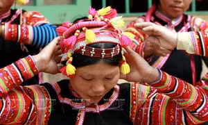 Sắc màu khăn đội đầu của người La Hủ