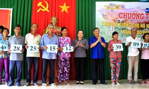 Vĩnh Long trao bò giống cho các hộ nghèo dân tộc Khmer