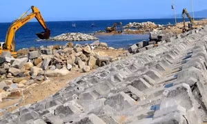 Xây dựng bờ kè chắn sóng, góp phần ổn định đời sống người dân