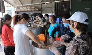 Những phần cơm ấm tình người nơi bệnh viện Đa khoa Tiền Giang