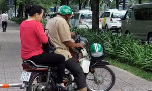 Thành phố Hồ Chí Minh gắn barie để ngăn xe máy chạy lên vỉa hè gây tranh cãi