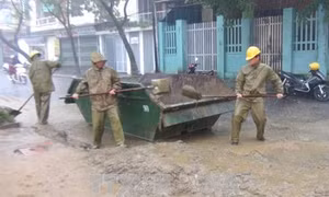 Thừa Thiên - Huế: Vệ sinh môi trường, trả lại cảnh quan cho thành phố du lịch sau lũ