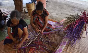 Độc đáo nghề đan chiếu bằng lá dứa dại của người Tà Ôi