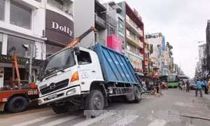 Xe chở rác sập “hố tử thần” ở trung tâm Thành phố Hồ Chí Minh