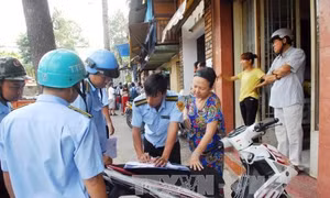 Thành phố Hồ Chí Minh lập biên bản xử lý các hộ kinh doanh lấn chiếm vỉa hè
