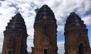 Kỳ vĩ tháp Dương Long