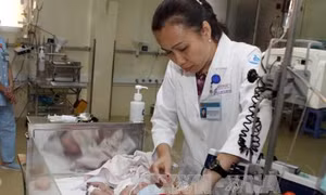 Cứu sống trẻ sơ sinh 2 ngày tuổi khỏi khối bướu máu khổng lồ
