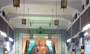 Người dân Thành phố Hồ Chí Minh viếng chùa trong đêm giao thừa đón năm mới Đinh Dậu 2017