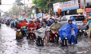 Mưa lớn gây ngập nhiều khu vực ở Thành phố Hồ Chí Minh