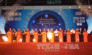 Nhiều cơ hội mua sắm tại 300 gian hàng Việt