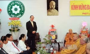 Chủ tịch Ủy ban Trung ương Mặt trận Tổ quốc Việt Nam Nguyễn Thiện Nhân thăm, chúc mừng Đại lễ Phật đản tại Thành phố Hồ Chí Minh