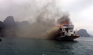 Cháy tàu du lịch trên vịnh Hạ Long, 14 du khách nước ngoài an toàn