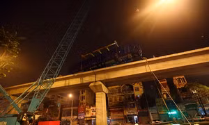 Toàn cảnh đưa toa tàu đầu tiên của tuyến đường sắt đô thị Cát Linh – Hà Đông lên đường ray an toàn