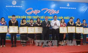 Tuyên dương sinh viên dân tộc thiểu số có thành tích học giỏi, xuất sắc