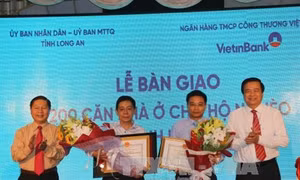 Hàng trăm hộ nghèo khó tỉnh Long An được tặng nhà ở