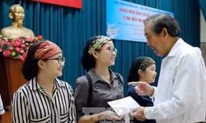 Phó Thủ tướng thường trực Trương Hòa Bình tặng quà tết xuân Đinh Dậu cho đồng bào người Chăm