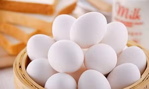 Cách phân biệt trứng gà bị tẩy trắng