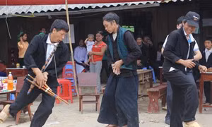 Giản dị nam phục người Mông