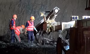 Công trường hầm đường bộ Cù Mông sôi động những ngày giáp Tết