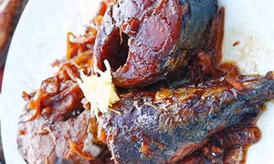 Đậm đà món cá thu kho lá chè Hạ Long