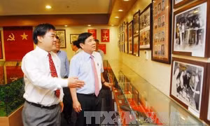 Chủ tịch UBND Thành phố Hồ Chí Minh đến thăm và chúc mừng Cơ quan Thông tấn xã Việt Nam khu vực phía Nam