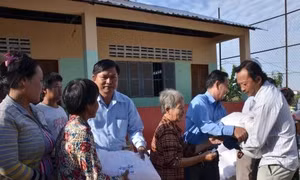 Campuchia: Tặng quà cho bà con Việt kiều có hoàn cảnh khó khăn