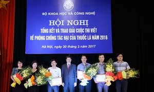 Bộ KH&CN trao giải cuộc thi viết về phòng chống tác hại của thuốc lá