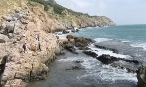 Vẫn chưa tìm thấy du khách bị sóng biển cuốn trôi tại khu du lịch Hang Rái (Ninh Thuận)